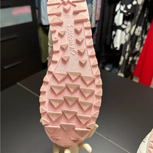 Saucony Pink and White Women's Sneakers *HAIRSTYLIST* - Picture 5 of 7